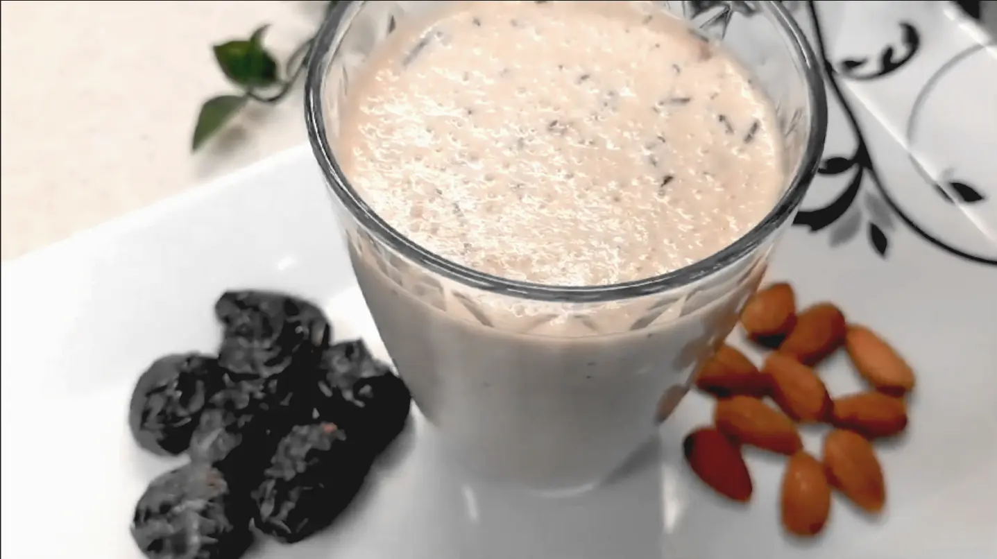 Rezept für einen Mandel-Dattel-Power-Shake, ein gesundes, erfrischendes Getränk mit Energieboost, inspiriert von Ayurveda.